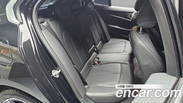 BMW 1-Series 2022 — photo 16