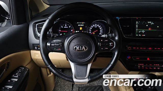 Kia Canival 2016 — photo 18