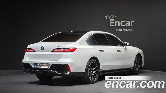 BMW 7-Series 2023 — photo 2