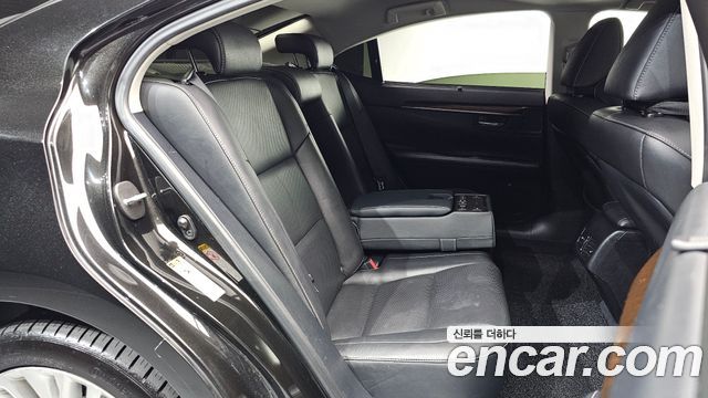 Lexus ES 2015 — photo 11