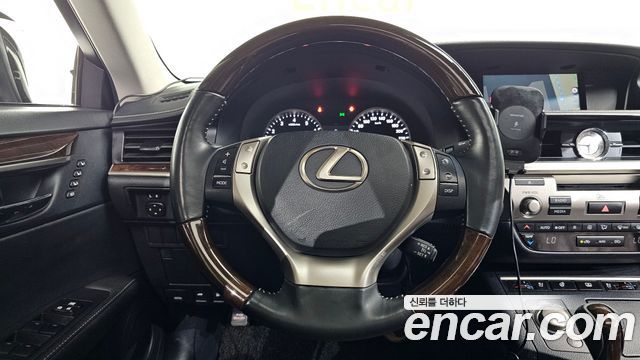 Lexus ES 2015 — photo 13