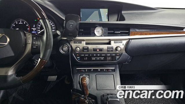 Lexus ES 2015 — photo 14