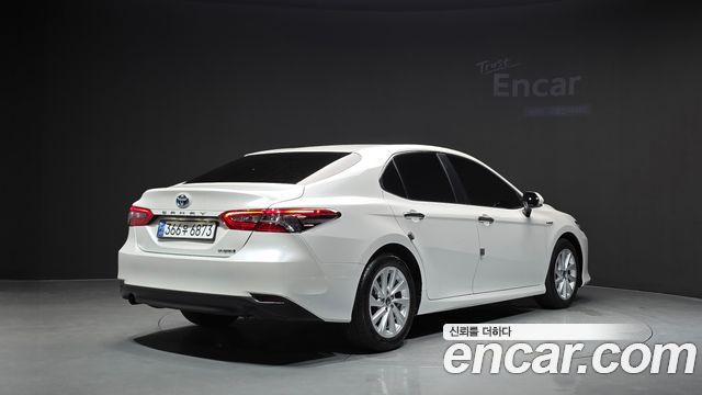 Toyota Camry 2022 — photo 2