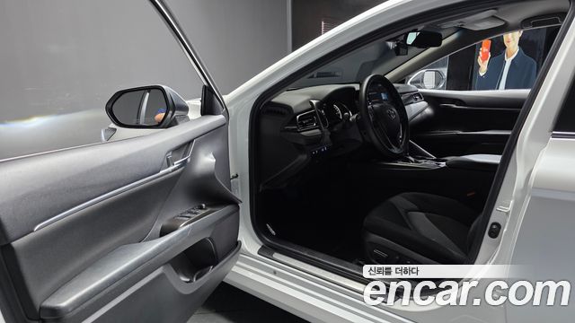 Toyota Camry 2022 — photo 13