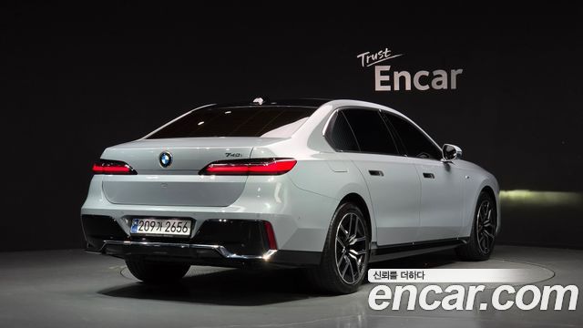 BMW 7-Series 2023 — photo 3