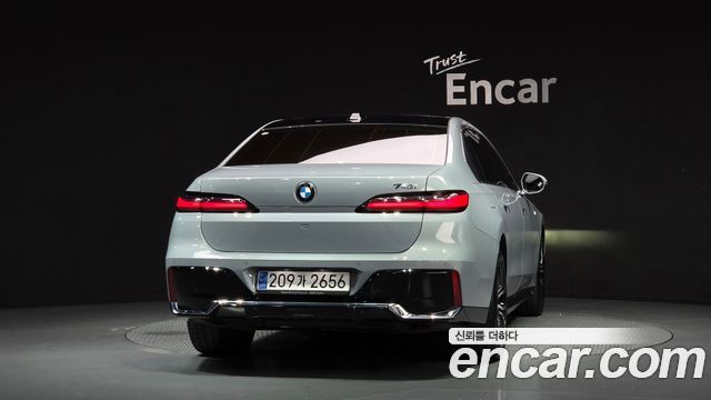 BMW 7-Series 2023 — photo 4