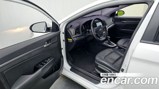 Hyundai AVANTE 2017 — photo 13