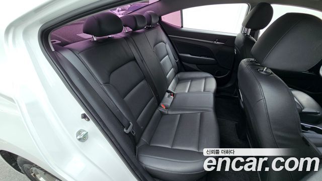 Hyundai AVANTE 2017 — photo 18