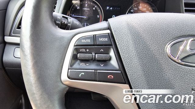 Hyundai AVANTE 2017 — photo 24