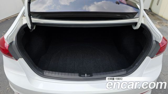 Hyundai AVANTE 2017 — photo 25
