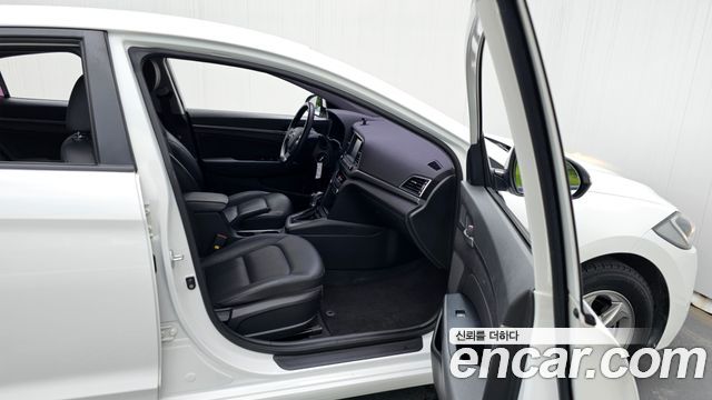 Hyundai AVANTE 2017 — photo 26