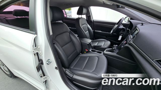 Hyundai AVANTE 2017 — photo 16