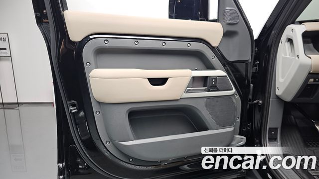 Land Rover Defender 2020 — photo 14