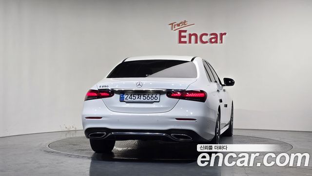 Mercedes-Benz E-Class 2023 — photo 4