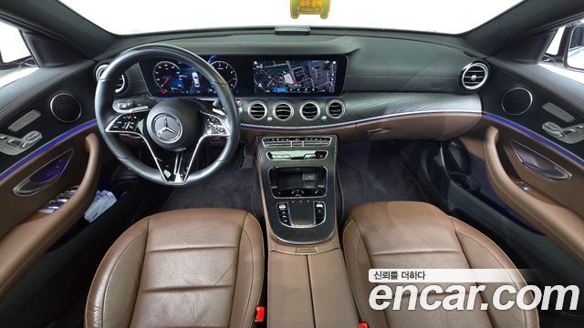 Mercedes-Benz E-Class 2023 — photo 10
