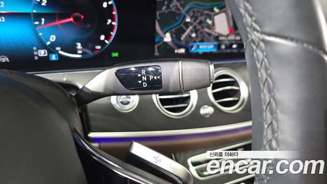 Mercedes-Benz E-Class 2023 — photo 12