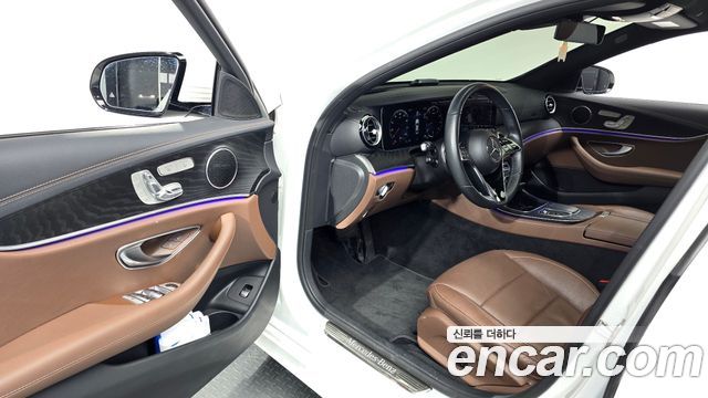 Mercedes-Benz E-Class 2023 — photo 13