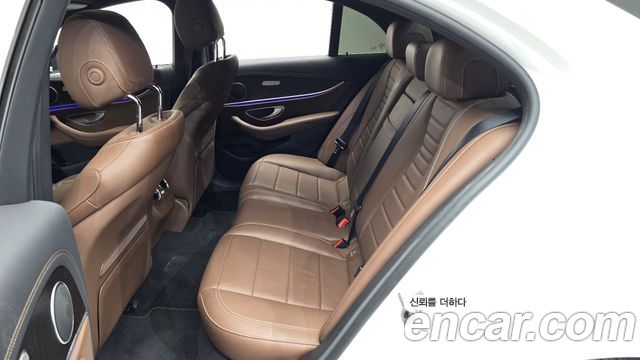 Mercedes-Benz E-Class 2023 — photo 17