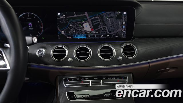 Mercedes-Benz E-Class 2023 — photo 18