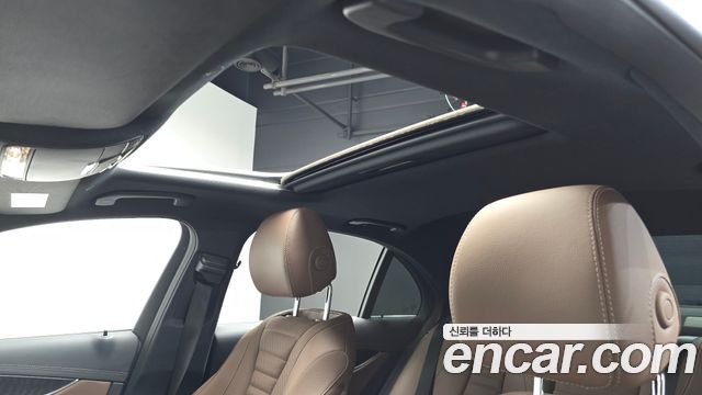 Mercedes-Benz E-Class 2023 — photo 22