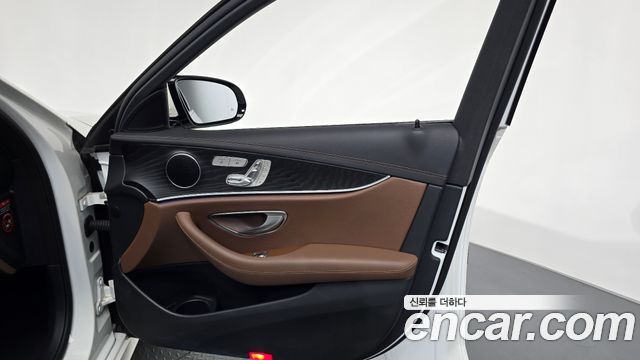 Mercedes-Benz E-Class 2023 — photo 14
