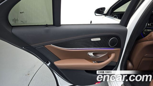 Mercedes-Benz E-Class 2023 — photo 15