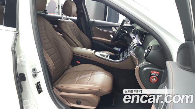 Mercedes-Benz E-Class 2023 — photo 16