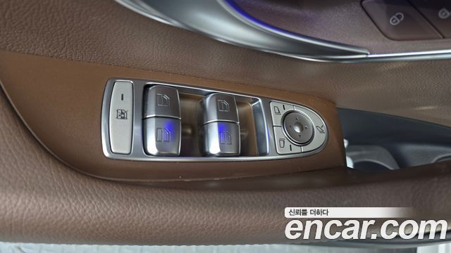 Mercedes-Benz E-Class 2023 — photo 28