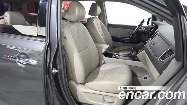 Kia Canival 2016 — photo 12