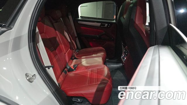 Porsche Cayenne 2023 — photo 17