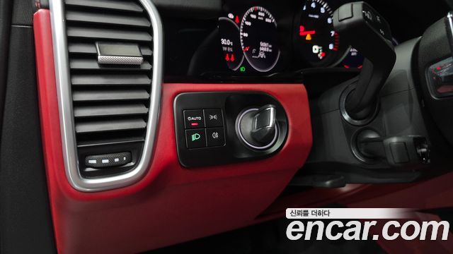Porsche Cayenne 2023 — photo 27