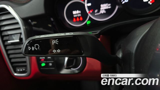 Porsche Cayenne 2023 — photo 36