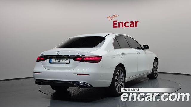 Mercedes-Benz E-Class 2023 — photo 2