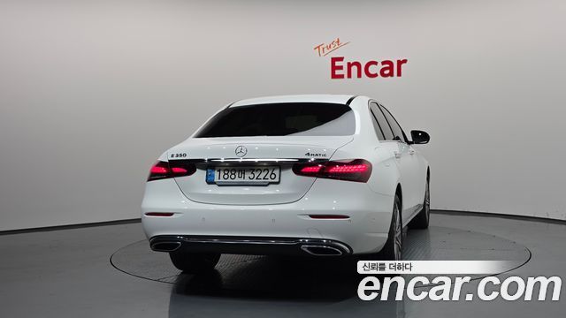 Mercedes-Benz E-Class 2023 — photo 4