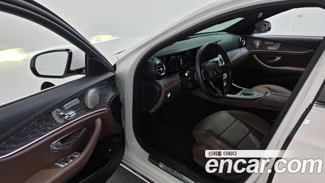 Mercedes-Benz E-Class 2023 — photo 10