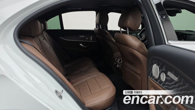 Mercedes-Benz E-Class 2023 — photo 11