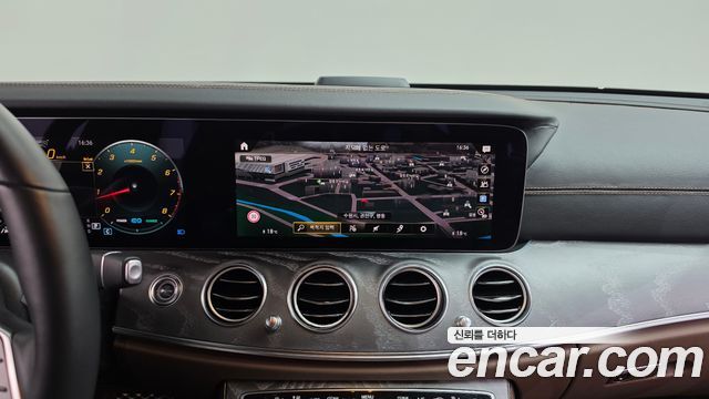 Mercedes-Benz E-Class 2023 — photo 12