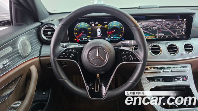 Mercedes-Benz E-Class 2023 — photo 13