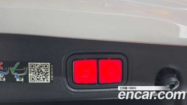 Mercedes-Benz E-Class 2023 — photo 18