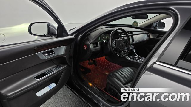 Jaguar XF 2017 — photo 10