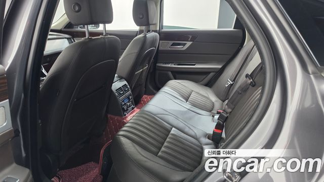 Jaguar XF 2017 — photo 11