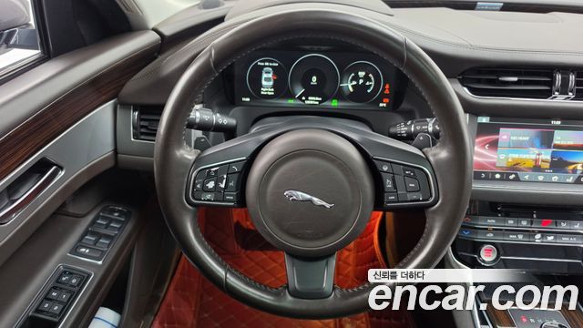 Jaguar XF 2017 — photo 14