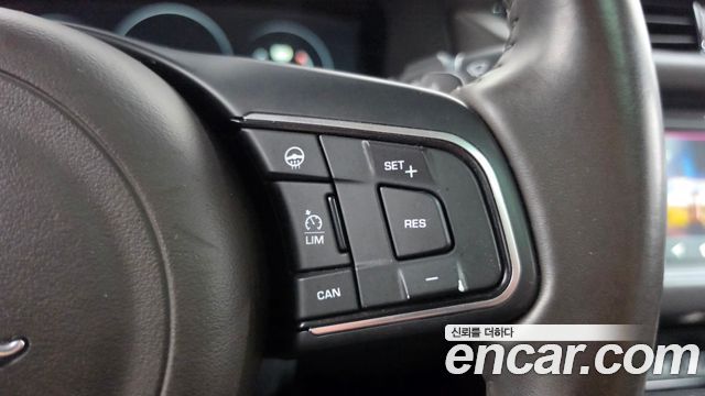 Jaguar XF 2017 — photo 17