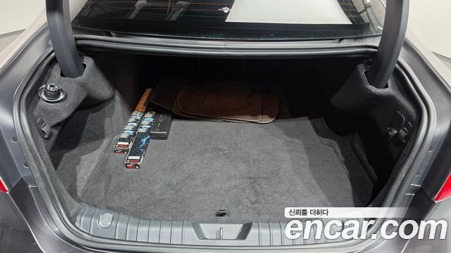 Jaguar XF 2017 — photo 20