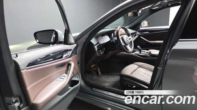 BMW 5-Series 2023 — photo 10