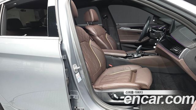 BMW 5-Series 2023 — photo 11