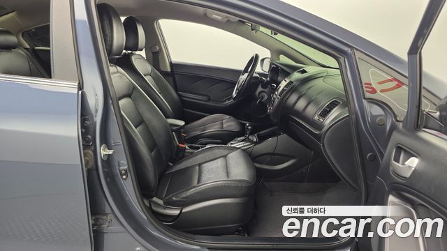 Kia K3 2015 — photo 11