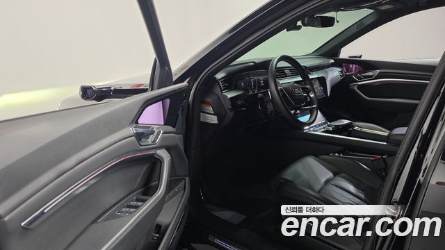 Audi e-tron 2022 — photo 13