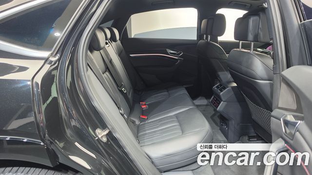 Audi e-tron 2022 — photo 17