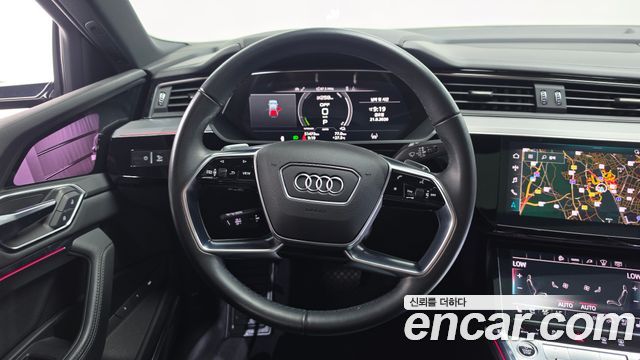 Audi e-tron 2022 — photo 19